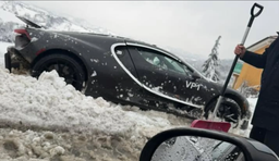 Один из самых дорогих в мире автомобилей Bugatti Tourbillon застрял в снегу